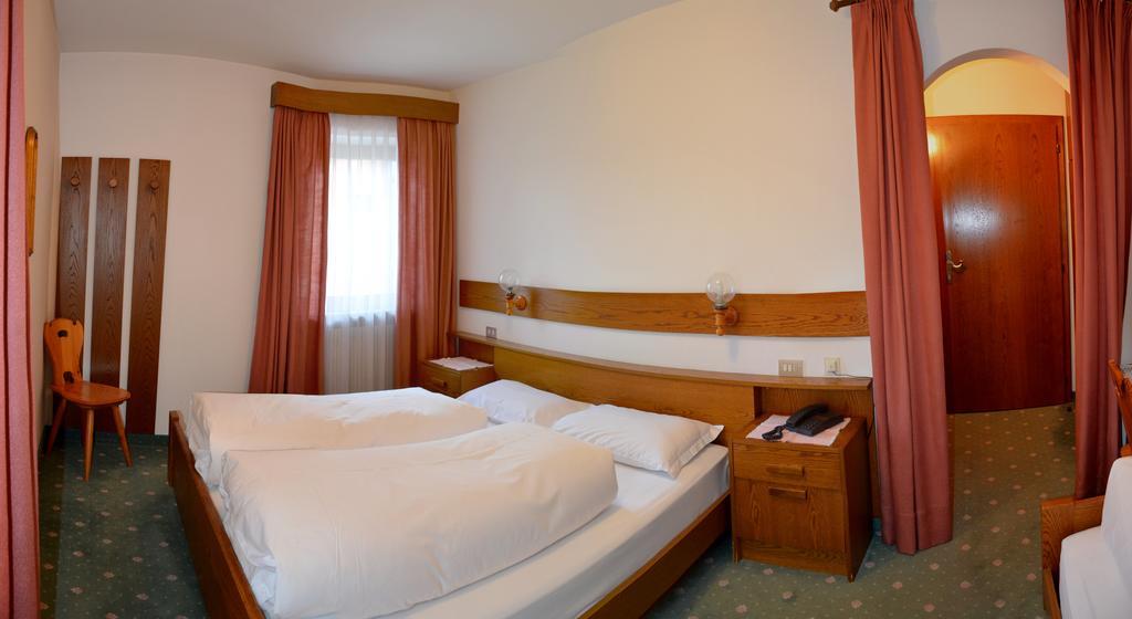 Garni Sayonara Bed & Breakfast San Vigilio Di Marebbe Room photo