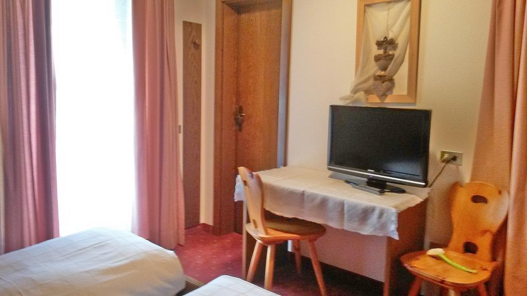 Garni Sayonara Bed & Breakfast San Vigilio Di Marebbe Room photo